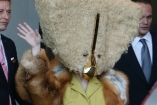 Леди Гага прибыла в Берлин в гигантской маске-папахе