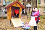 Киевская пара построила избушку на курьих ножках для хранения детской коляски