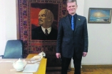 «Свободовец» в офисе Компартии Таджикистана сфотографировался с Ильичем