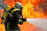 При пожаре в Лозовой двух детей спасли соседи