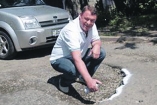 В Днепропетровске бизнесмен красит ямы на дорогах