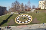 Цветочные часы на Майдане отстают из-за холода