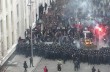 Протестующие строят баррикады возле Администрации президента