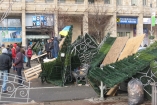 Елку на Крещатике в Киеве разбирали для баррикад