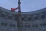 Митингующие подняли красно-черный флаг над Кабмином