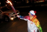 Украинец пробежал с олимпийским факелом в России