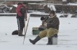 Киевские рыбаки помчали на лед