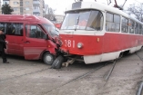 В Запорожье трамвай столкнулся с маршруткой: восемь пострадавших