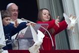 Ворон напал на голубей, выпущенных Папой Римским после молитвы за Украину