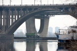 Нелегальные торговцы песком соорудили понтонный мост по Днепру в Киеве