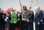 Femen разделись перед Путиным и Меркель (фото)