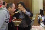 Депутаты в Раде едят вареники в правительственной ложе