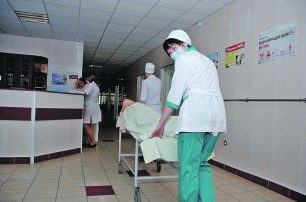 Киевлян лечат врачи, болеющие гепатитом и туберкулезом