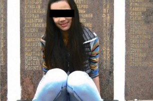 Скандал в Кривом Роге: школьница позировала на памятнике погибшим солдатам