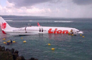 У острова Бали в море упал самолет