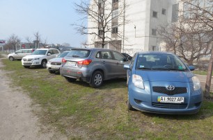 Киевсовет отдал зеленые зоны и тротуары под  парковки