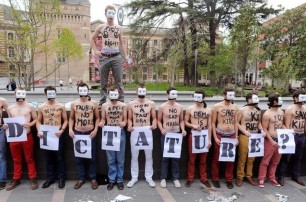 Топлесс протест: от женских Femen к мужским Hommen