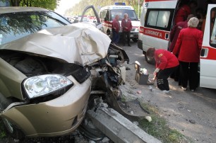 Под Киевом водитель с ножом в груди протаранил столб