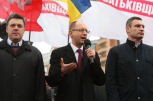 Яценюк, Кличко и Тягнибок избежали наказания за блокирование Рады