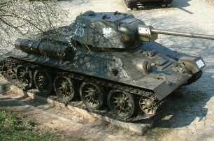 Танк Т-34 смял на дороге немецкий "опель" в Киеве