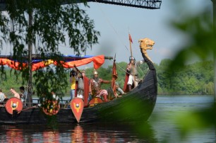 В Киеве на воду спустили средневековую ладью (ФОТО)
