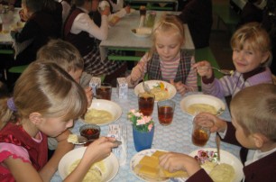 Киевских школьников кормили просроченными яйцами 
