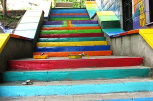 Активисты раскрасили лестницу на Крещатике всеми цветами радуги