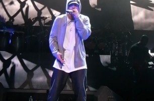 Eminem судится с Facebook