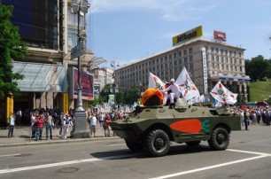 Оппозиционеры «не поняли», как Турчинов привел броневик на митинг