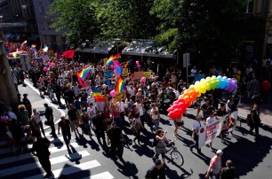 Геи отказались переносить гей-парад