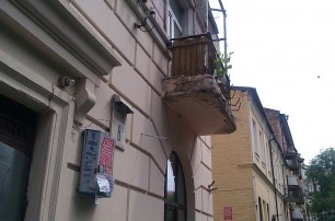 В центре Киева балконы падают на головы