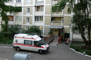 На Харьковском массиве в Киеве прямо в подъезде умер мажор-наркоман