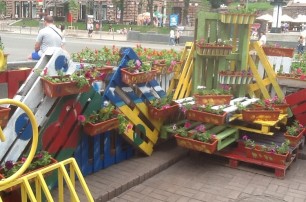 В центре Киева активисты поставили вазоны с цветами