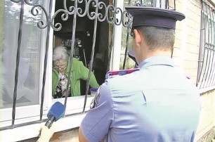 Внучка из мести бросила бабушку под домашний арест