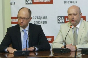 Яценюк и Турчинов сулят должности партийцам «Фронта змин»