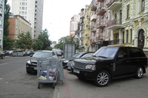В Киеве паркуются на месте мусорников