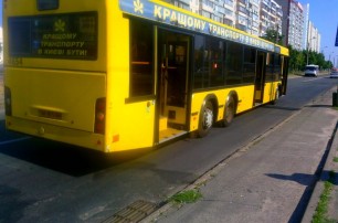 В Киеве автобус №101 протянул пенсионерку 5 метров по асфальту