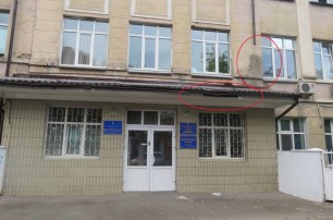Из-за плохого ремонта в киевской больнице №15 отваливаются трубы