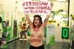 Активистка FEMEN разделась и бегала голой по аэропорту Стамбула