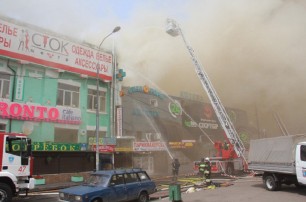 В Москве загорелся торговый центр возле метро