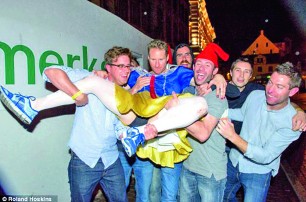 Холостяки со всей Европы устривают пьяные вечеринки в Риге