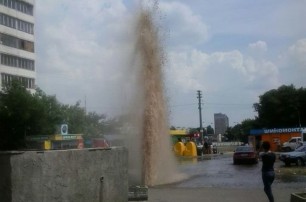 В Киеве на Радужной кипяток бьет фонтаном