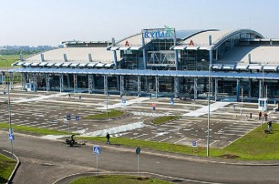 В аэропорту «Киев» самолет выкатился за пределы взлетно-посадочной полосы