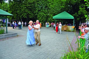 Пожилые киевляне находят свою судьбу на танцах в Гидропарке 