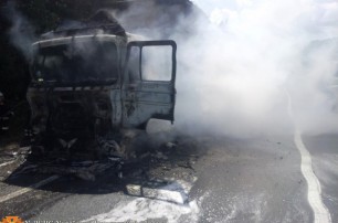 На трассе Киев-Чоп сгорела фура с прицепом