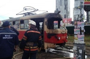На киевских Позняках сгорел трамвай