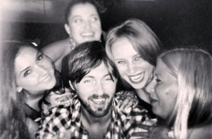 Артем Милевский выложил в Instagram фотографию с четырьмя девушками
