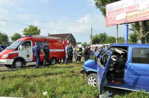 В Черновцах поезд протаранил микроавтобус