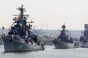 Янукович и Путин на рейдовом катере обошли строй кораблей ВМС Украины и ЧФ РФ