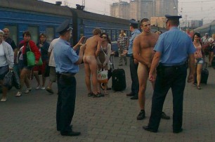 Два одессита пришли полностью голыми на вокзал